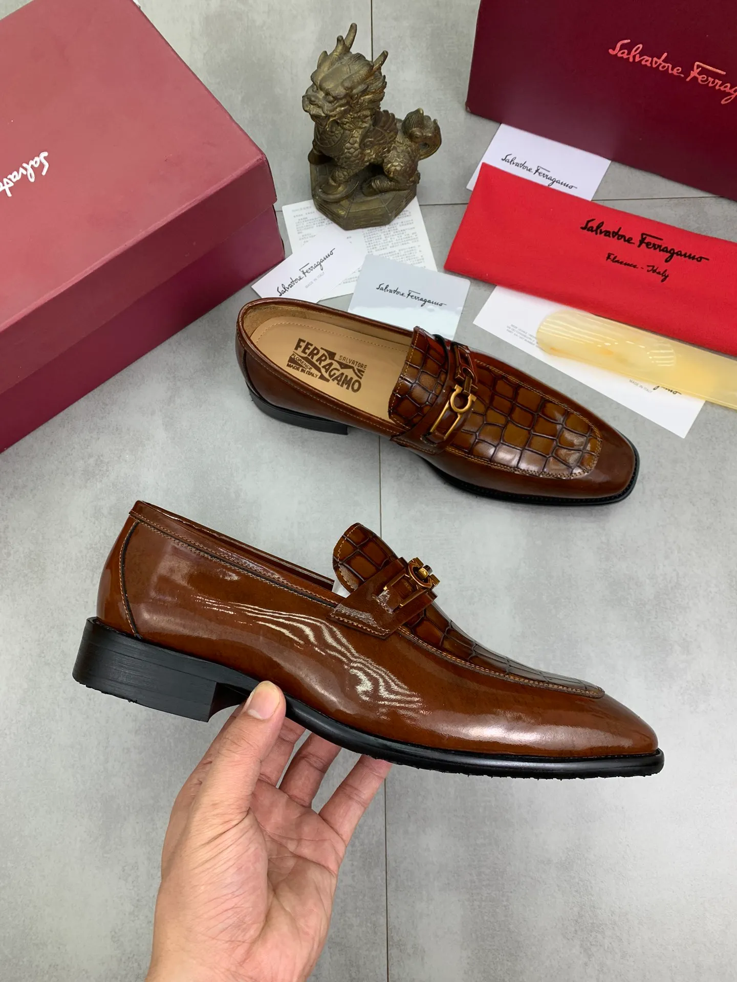 Men's Men's Shoes 💰P460💰[New Style] Water-dyed Niuli 🆘[Salvatore Ferragamo] Ferragamo's latest casual business leather shoes for men! Available at counters simultaneously! The fabric is made of specially imported original open-edge beaded calfskin, and the interior is made of imported water-dyed cowhide. It is absolutely luxurious and leads the fashion trend. Matching code: 38-45 (46 and 47 can be customized); black and brown colors are optional